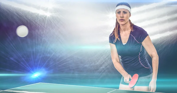 Жіночий спортсмен грає в настільний теніс — стокове фото
