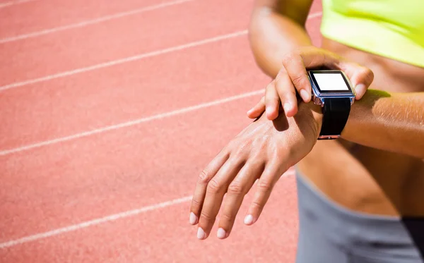 Deportista vistiendo reloj conectado —  Fotos de Stock