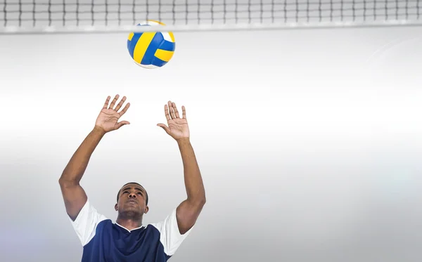 Deportista jugando voleibol — Foto de Stock