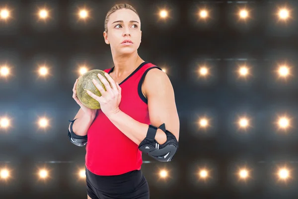 Atleta com cotovelo almofadas segurando handebol — Fotografia de Stock