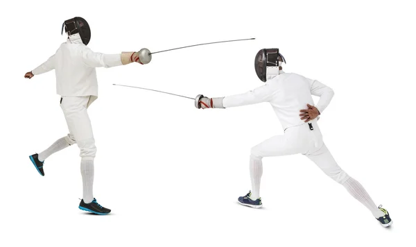 Чоловіки в костюмах фехтування практикують з мечами — стокове фото