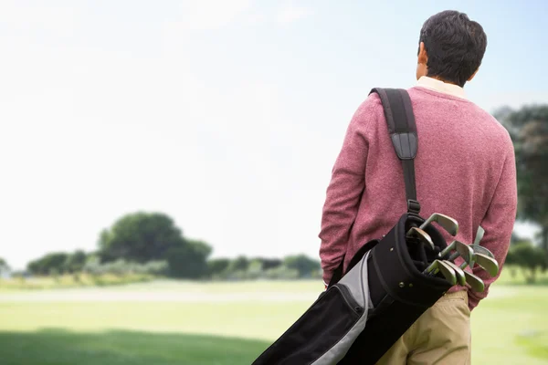 Man carrying golf equipment — Stock Photo, Image