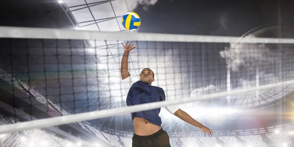 Sportsman posant tout en jouant au volleyball — Photo