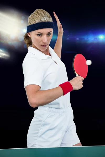 Atleta femenina jugando al tenis de mesa — Foto de Stock