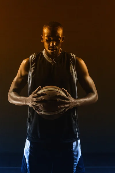 Jogador de basquete segurando bola — Fotografia de Stock