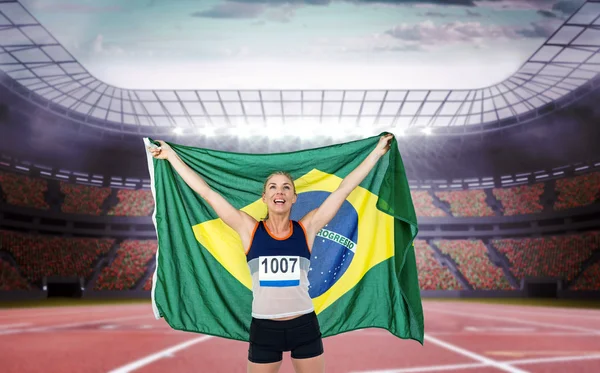 Atleta posando com bandeira brasileira após vitória — Fotografia de Stock