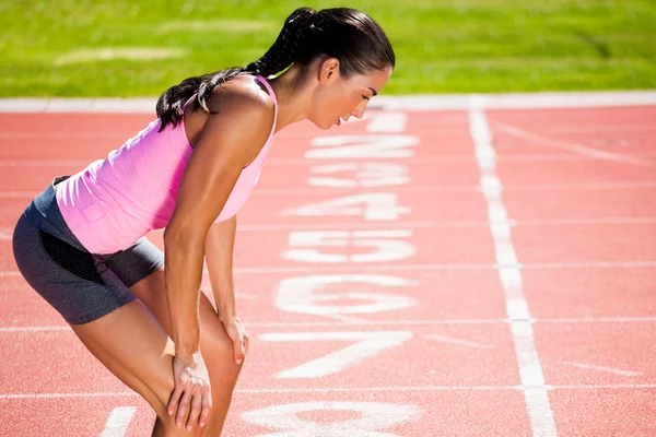 Andpustne sportskvinne stående – stockfoto