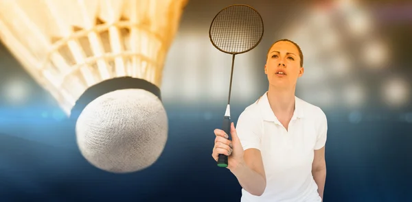 Jogadora feminina jogando badminton — Fotografia de Stock