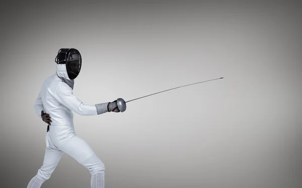 Hombre vistiendo traje practicando con espada — Foto de Stock