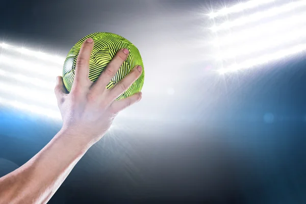 Deportista sosteniendo pelota — Foto de Stock