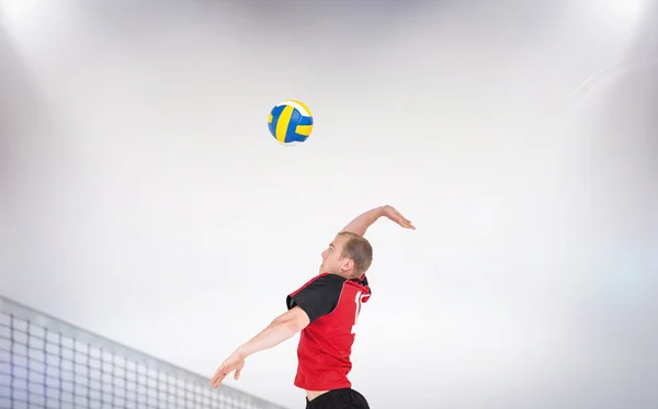 Sportman raken volleybal — Stockfoto