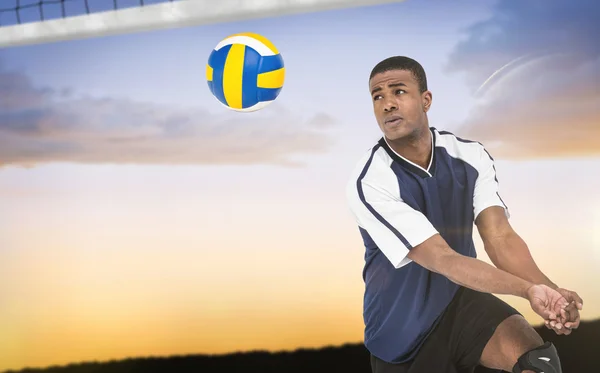 Imagen compuesta del deportista posando mientras juega voleibol — Foto de Stock