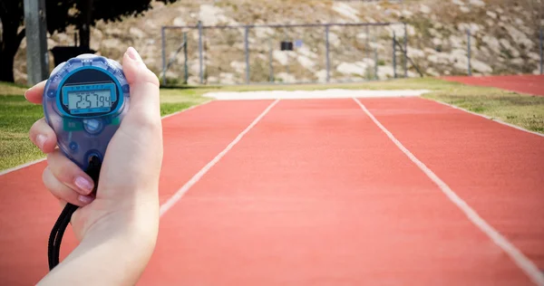 Γυναίκα που κρατά χρονόμετρο για τη μέτρηση της απόδοσης — Φωτογραφία Αρχείου