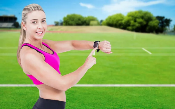 Sportler mit Smart Watch — Stockfoto