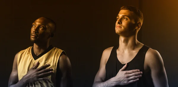 Jugadores de baloncesto mirando hacia arriba — Foto de Stock