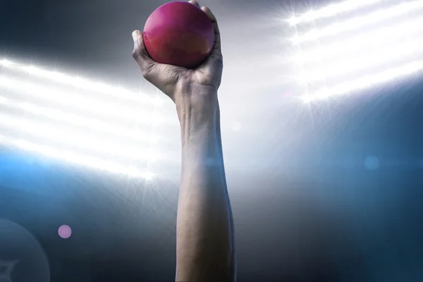 Hand hält roten Ball — Stockfoto