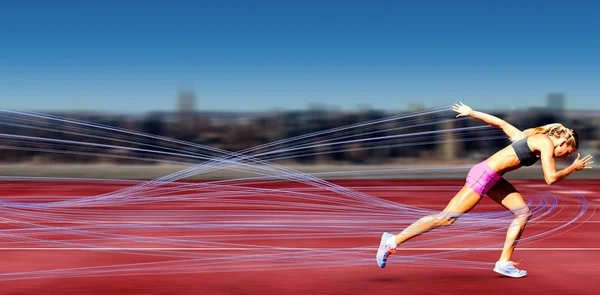 Спортивная женщина бежит — стоковое фото