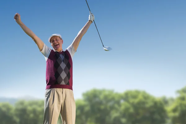 Игрок в гольф поднимает оружие — стоковое фото