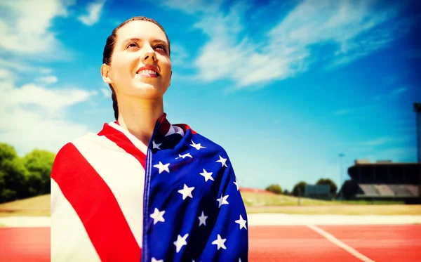 Sportovní žena hospodářství americká vlajka — Stock fotografie