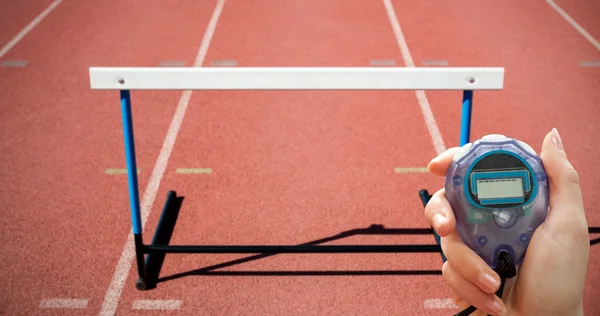 Kvinnan håller stoppur — Stockfoto