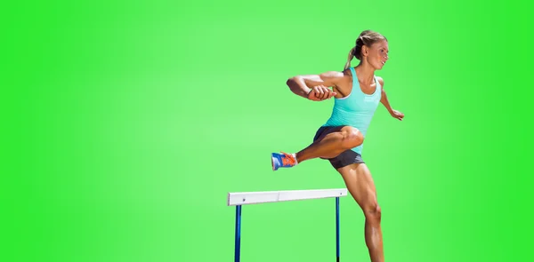 Sportvrouw oefenen horden — Stockfoto