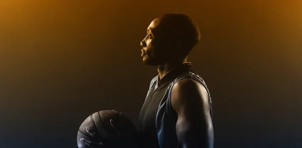 Pemain basket memegang bola basket — Stok Foto