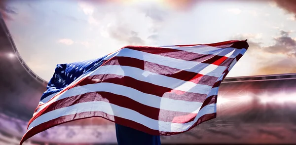 Amerikan bayrağıyla poz sporcu — Stok fotoğraf