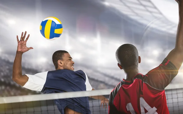 Deportistas jugando voleibol — Foto de Stock