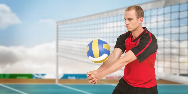 Sportsman spelar volleyboll — Stockfoto