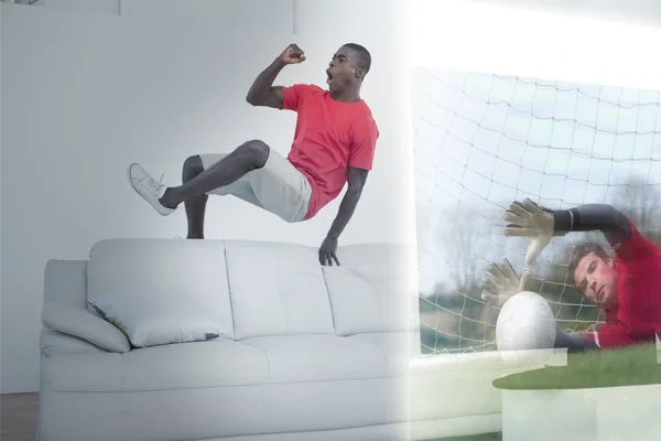 Uomo eccitato guardando partita di sport — Foto Stock