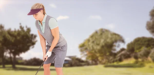 Blonde playing golf — Stock Photo, Image