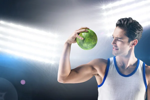 Atleta masculino sosteniendo la pelota —  Fotos de Stock