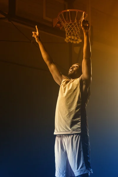 Basketbalspeler gooien armen voor overwinning — Stockfoto