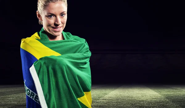 Atleta com bandeira brasileira embrulhada — Fotografia de Stock