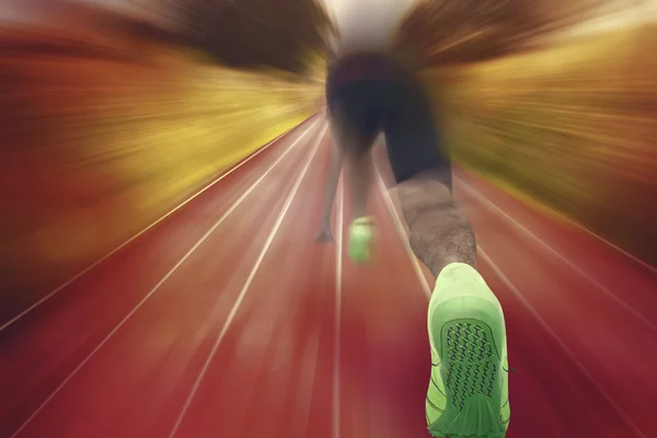 Atleta masculino em posição pronta para correr — Fotografia de Stock