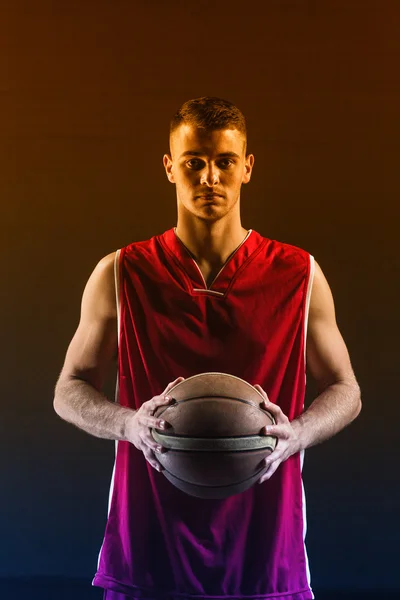 Jogador de basquete segurando bola — Fotografia de Stock