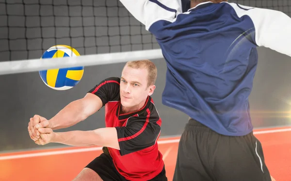 Idrottsmän som spelar volleyboll — Stockfoto