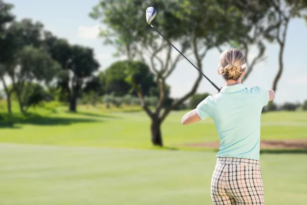 Vrouw golfen — Stockfoto