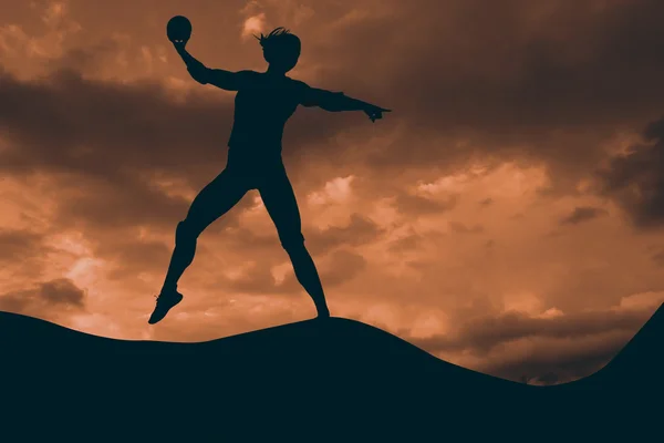 Athlète avec coudières jetant handball — Photo