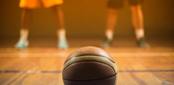 Basketbal na podlaze před basketbalisty — Stock fotografie