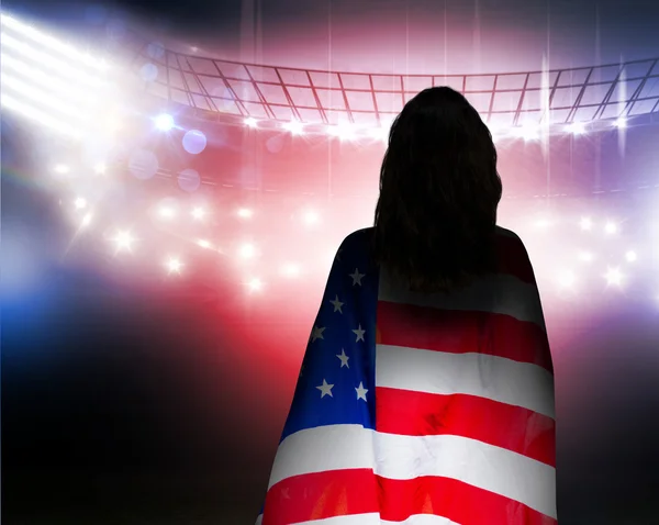 Mujer sosteniendo bandera americana — Foto de Stock