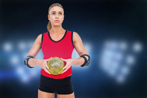 Atleta com cotovelo almofadas segurando handebol — Fotografia de Stock