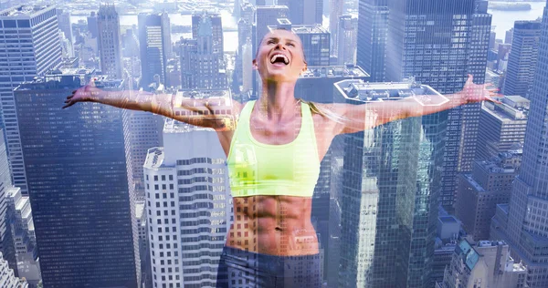 Mujer en forma celebrando la victoria — Foto de Stock