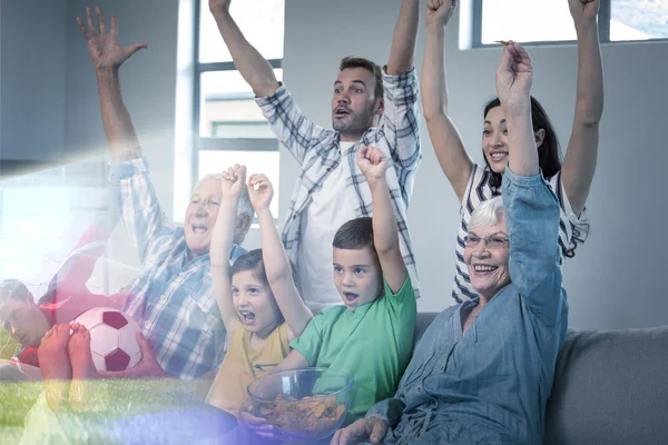 Regarder le sport en famille à la télévision — Photo