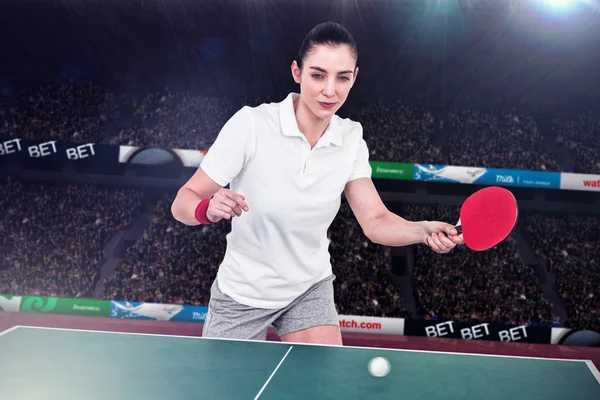 Atleta femenina jugando ping pong — Foto de Stock