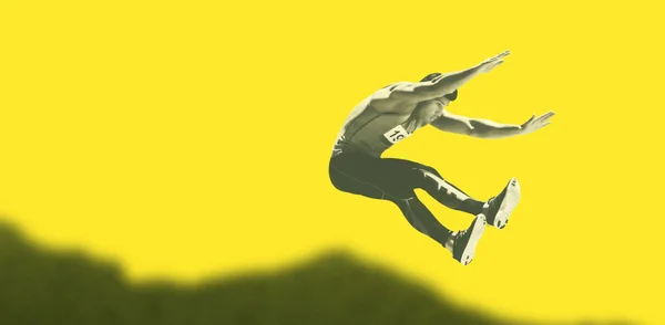 Sportowiec, skoki przeciwko żółty — Zdjęcie stockowe