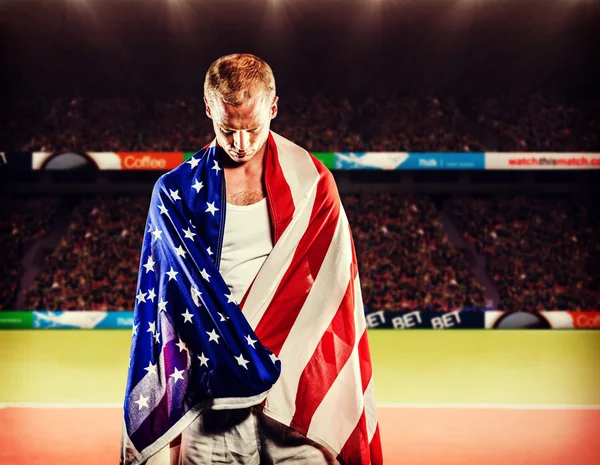 Atleta con bandera americana envuelta — Foto de Stock