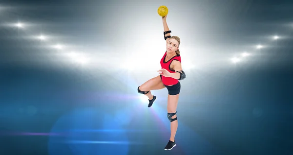 Atleta femenina lanzando balonmano — Foto de Stock