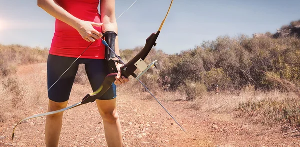 Sportlerin hält Bogen — Stockfoto