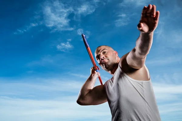 Athletin bereitet sich auf Speerwurf vor — Stockfoto